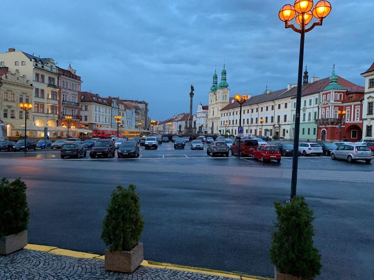 Apartman V Centru Na Velkem Namesti Hradec Kralove Luaran gambar