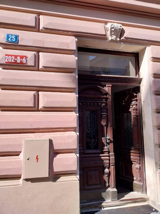 Apartman V Centru Na Velkem Namesti Hradec Kralove Luaran gambar